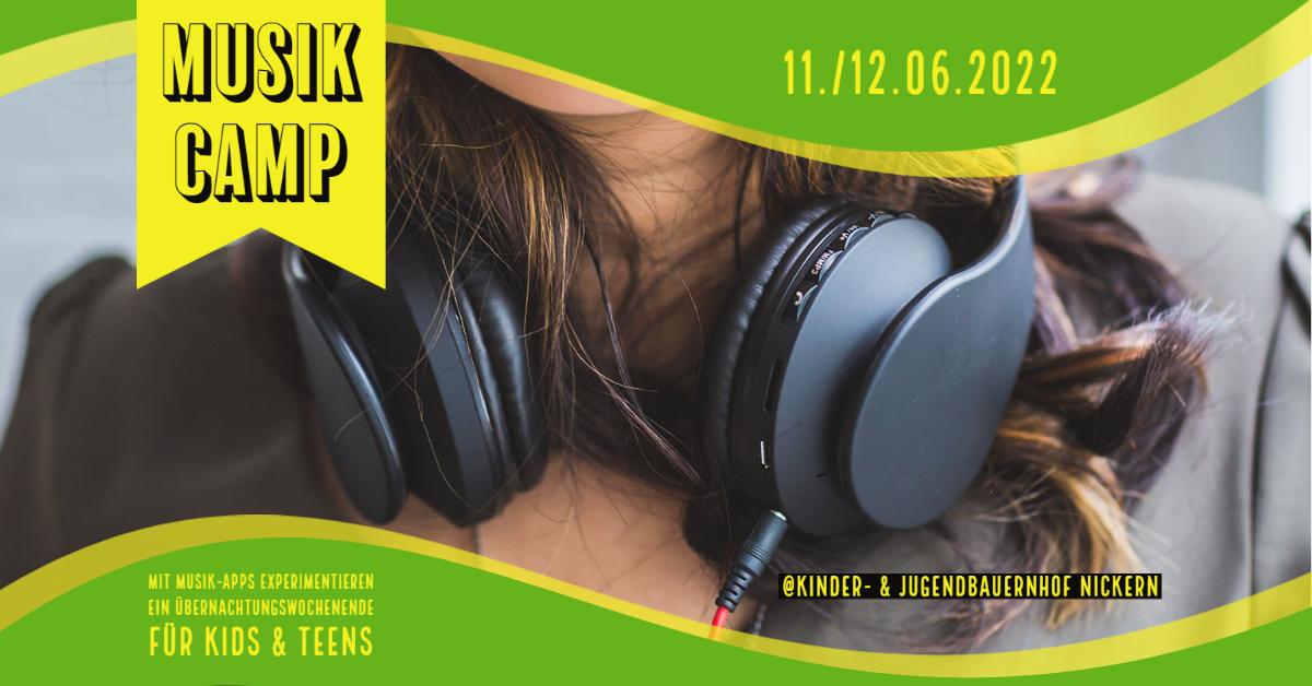 Musikcamp auf dem KJB Nickern | Das Bild zeigt eine Teenagerin mit Kopfhörern um den Hals.
