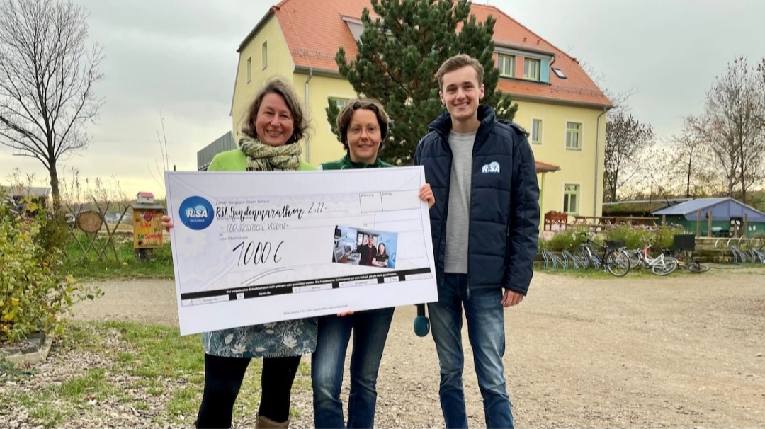 Radio Sachsen übergibt Spendencheck über 1.000€ an den Kinder- und Jugendbauernhof Nickern