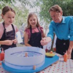 Aktion Mensch - 27.08.2025 - Dresden - Aktion Mensch-Botschafter Rudi Cerne besucht den Kinder- und Jugendbauernhof Nickern in Dresden - Hier arbeiten Kinder kreativ beim Actionpainting.
