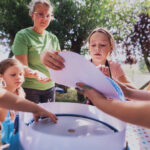 Aktion Mensch - 27.08.2025 - Dresden - Aktion Mensch-Botschafter Rudi Cerne besucht den Kinder- und Jugendbauernhof Nickern in Dresden - Hier arbeiten Kinder kreativ beim Actionpainting.