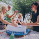 Aktion Mensch - 27.08.2025 - Dresden - Aktion Mensch-Botschafter Rudi Cerne besucht den Kinder- und Jugendbauernhof Nickern in Dresden - Hier arbeiten Kinder kreativ beim Actionpainting.
