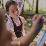 Aktion Mensch - 27.08.2025 - Dresden - Aktion Mensch-Botschafter Rudi Cerne besucht den Kinder- und Jugendbauernhof Nickern in Dresden - Hier arbeiten Kinder kreativ beim Actionpainting.