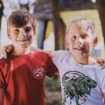 Aktion Mensch - 27.08.2025 - Dresden - Aktion Mensch-Botschafter Rudi Cerne besucht den Kinder- und Jugendbauernhof Nickern in Dresden - Hier arbeiten Kinder kreativ beim Actionpainting.