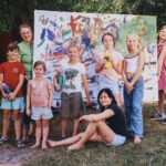 Aktion Mensch - 27.08.2025 - Dresden - Aktion Mensch-Botschafter Rudi Cerne besucht den Kinder- und Jugendbauernhof Nickern in Dresden - Hier arbeiten Kinder kreativ beim Actionpainting.
